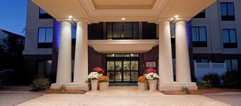 Holiday Inn Express Hotel & Suites Manchester Airport by IHG