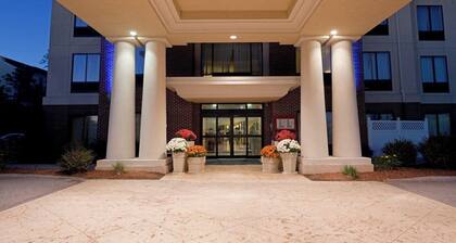 Holiday Inn Express Hotel & Suites Manchester Airport by IHG