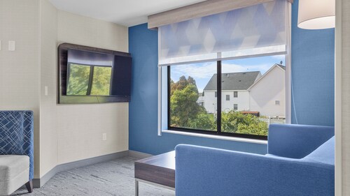 Holiday Inn Express Hotel & Suites Manchester Airport by IHG