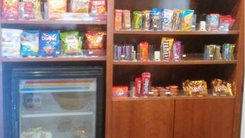 Una presentación de bocadillos con varias marcas y una sección refrigerada.