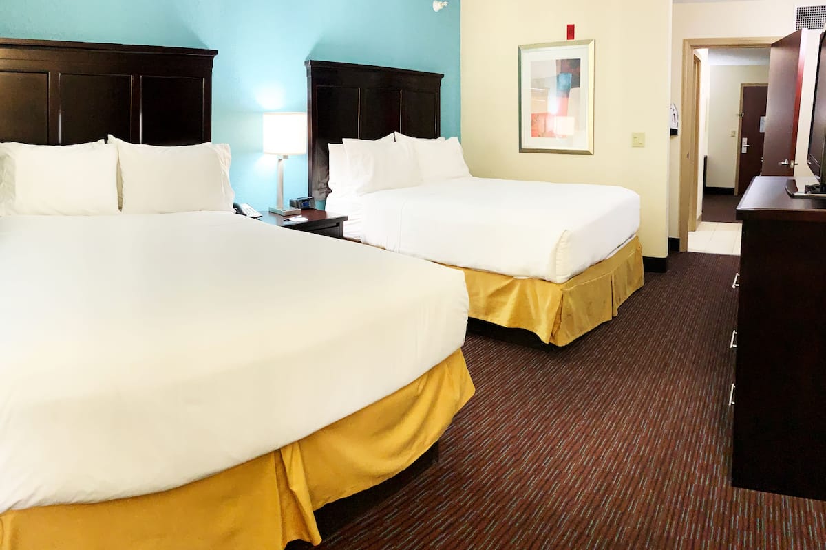 1 habitación, caja de seguridad en la habitación y escritorio