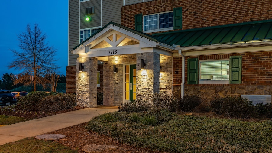 HomeTowne Studios & Suites by Red Roof Charlotte - Concord