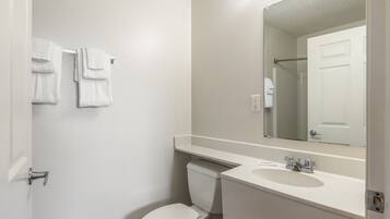 Kombinasi shower/bathtub, perlengkapan mandi gratis, dan handuk