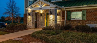 HomeTowne Studios & Suites by Red Roof Charlotte - Concord