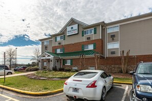 Exterior - HomeTowne Studios & Suites by Red Roof Charlotte - Concord (Concord)