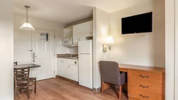 Escritorio, cortinas blackout, wifi gratis y ropa de cama