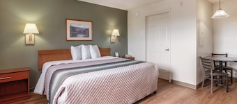 HomeTowne Studios & Suites by Red Roof Charlotte - Concord