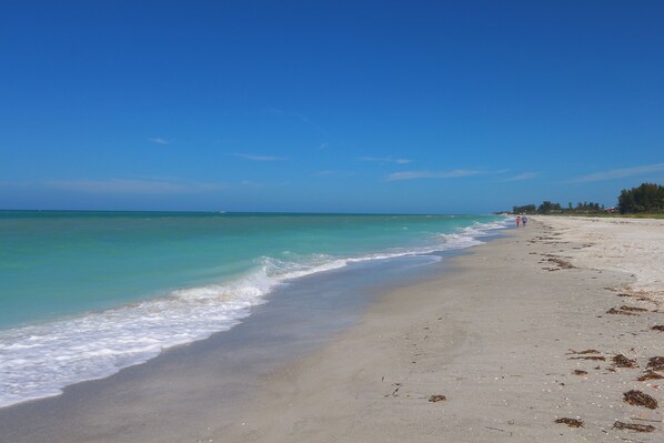 Privatstrand, weißer Sandstrand, Strandtücher