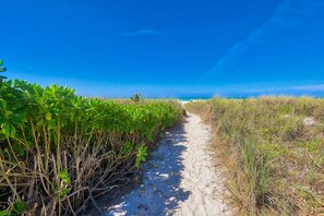 Privatstrand, weißer Sandstrand, Strandtücher