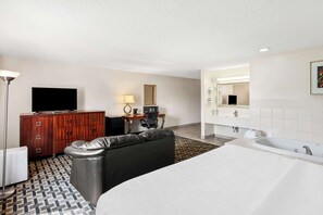 Suite, 1 cama de matrimonio grande con sofá cama, no fumadores, bañera de hidromasaje (with Sofabed) | Espacio para trabajar con un portátil y cortinas opacas