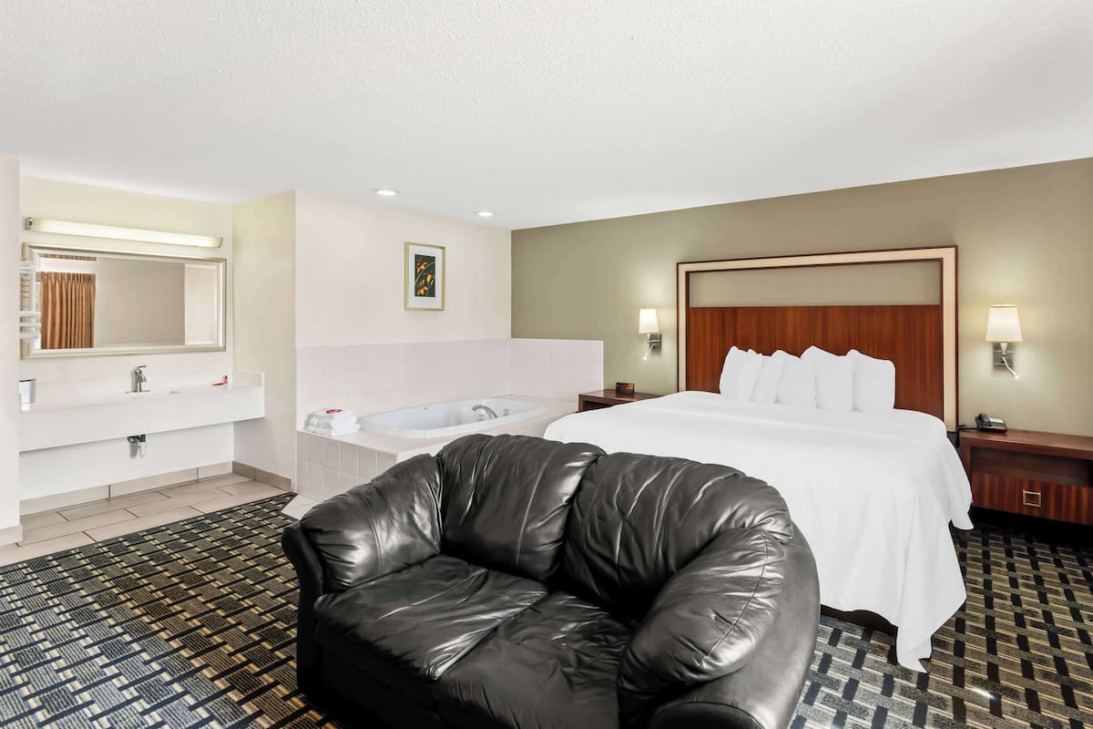 Suite, 1 King Bed with Sofa bed, Non Smoking, Jetted Tub (with Sofabed)