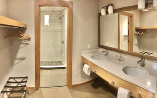 Habitación Deluxe, 2 camas de matrimonio | Lavabo del cuarto de baño
