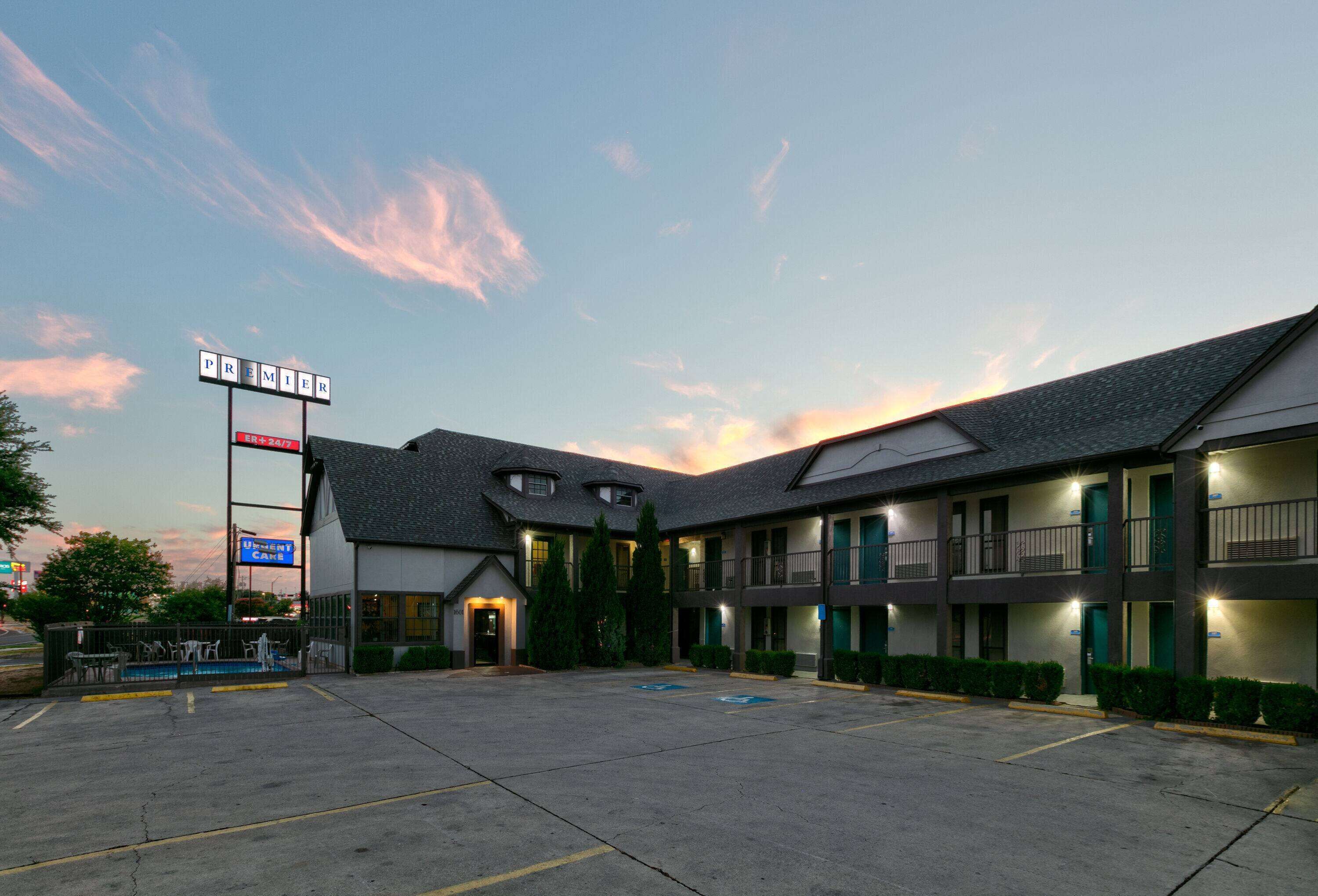 Photo - Howard Johnson by Wyndham San Marcos