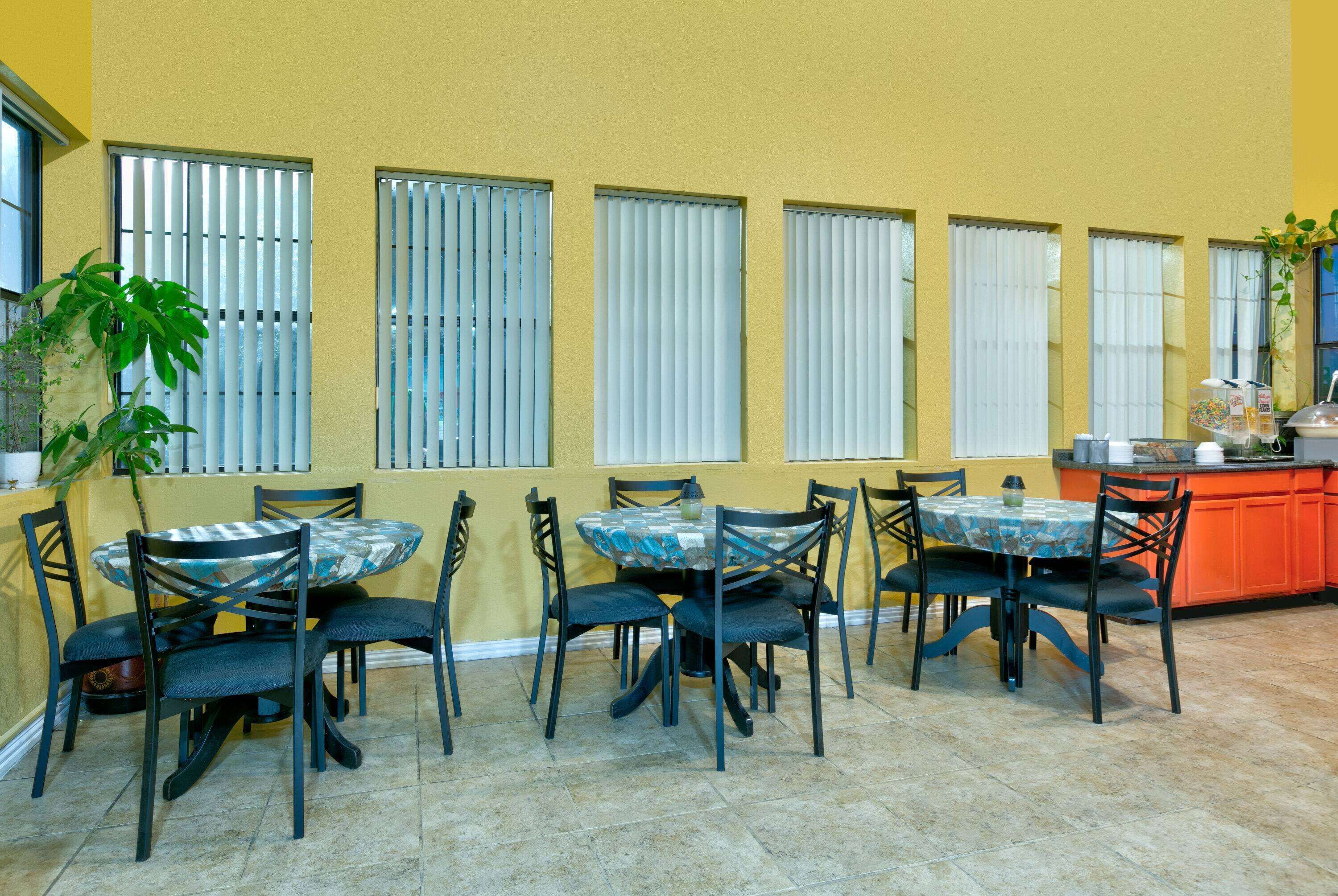 Photo - Howard Johnson by Wyndham San Marcos