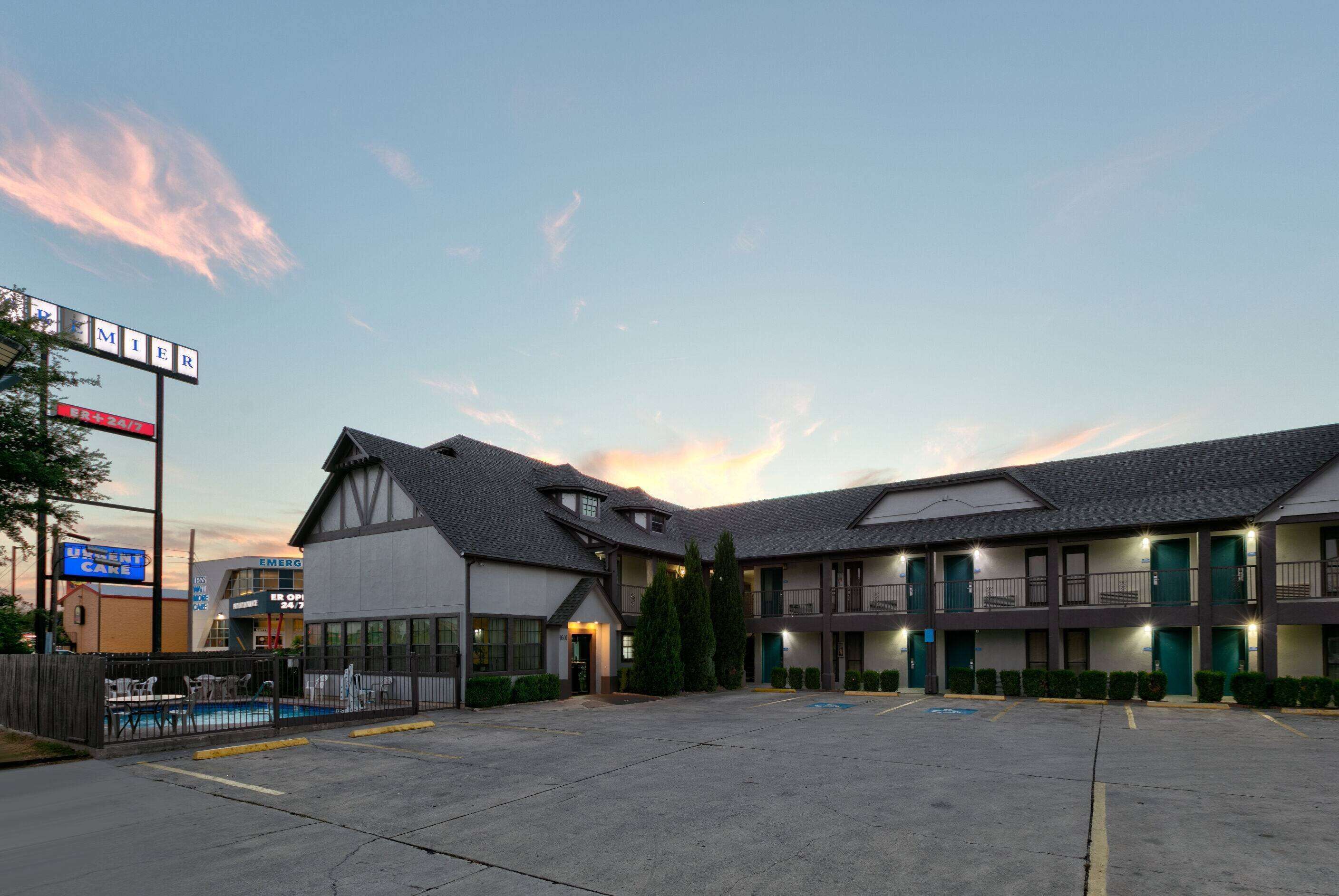 Photo - Howard Johnson by Wyndham San Marcos