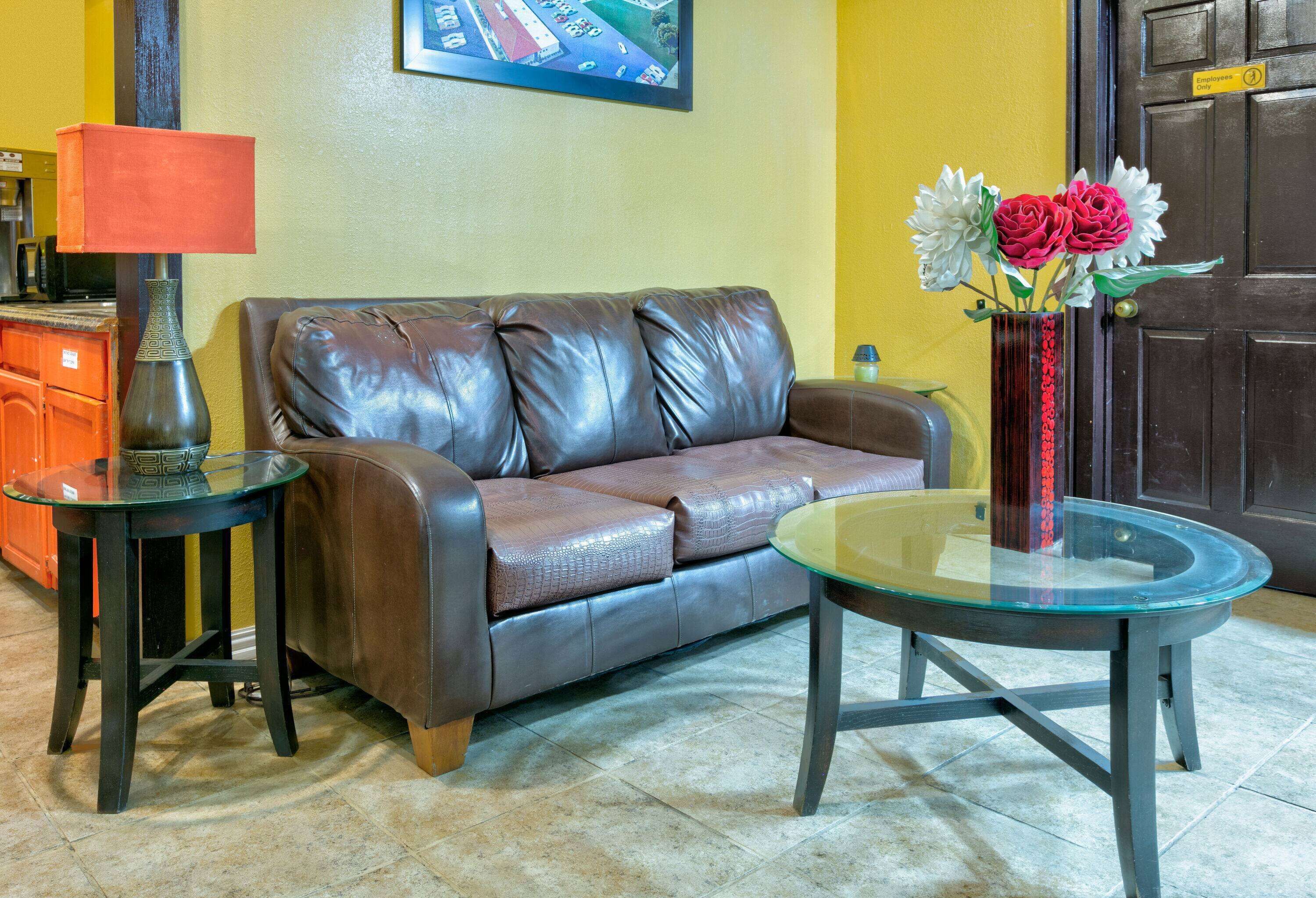 Photo - Howard Johnson by Wyndham San Marcos