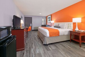 Escritorio, espacio para trabajar con laptop y cortinas blackout 