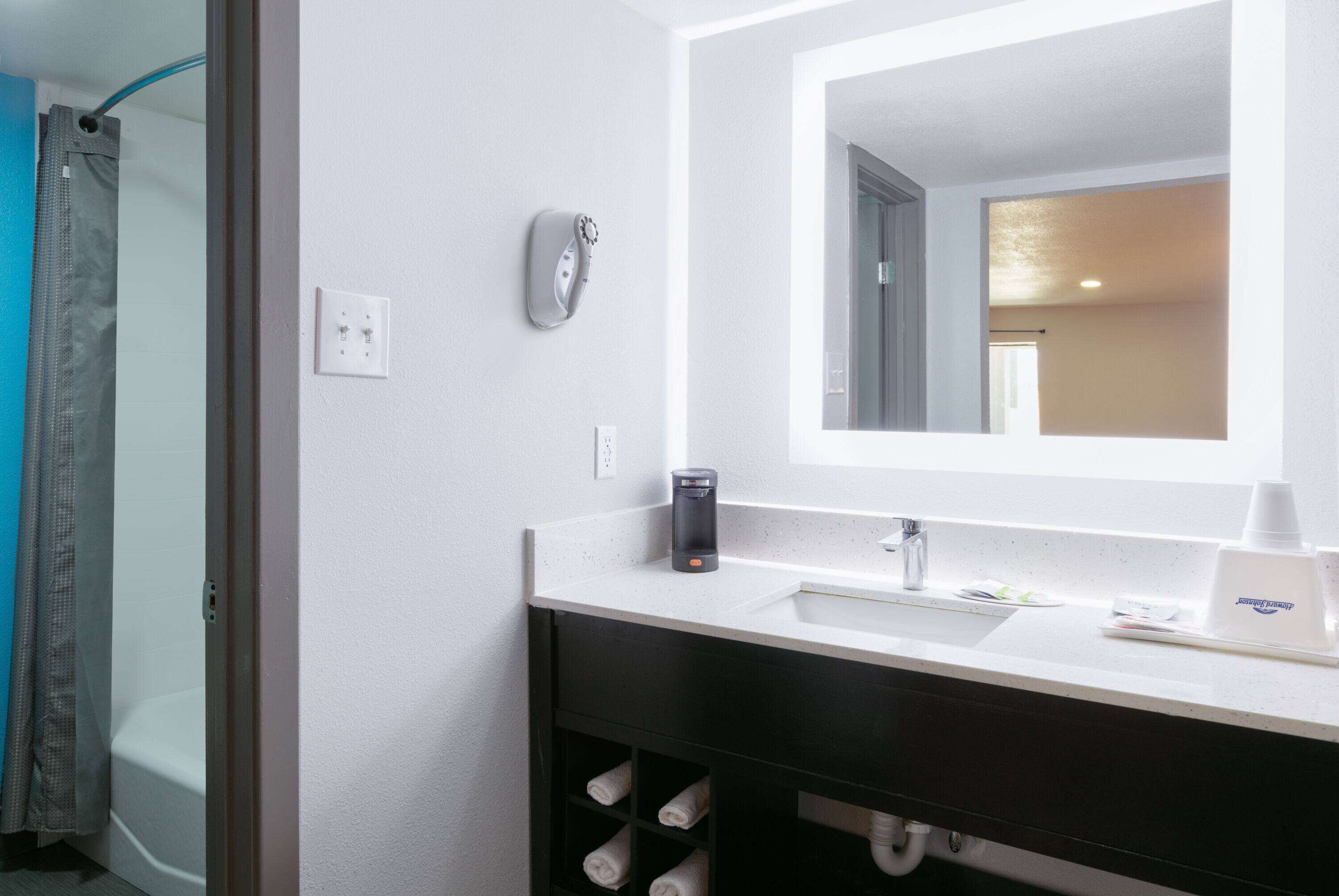 Photo - Howard Johnson by Wyndham San Marcos