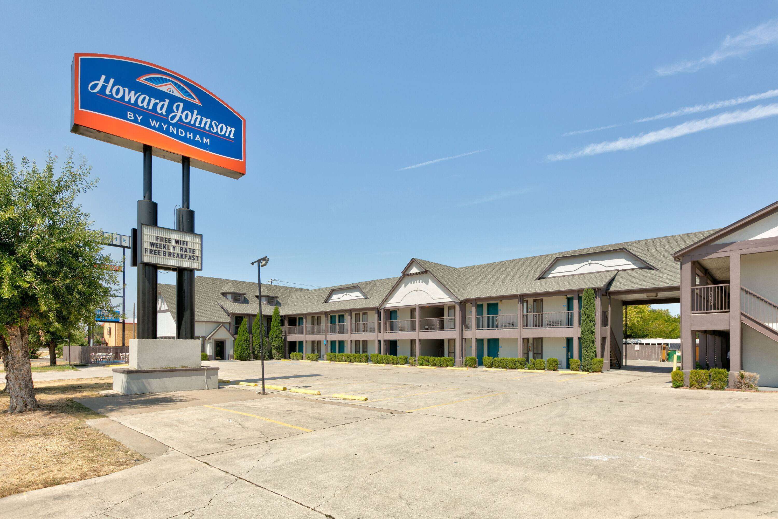 Photo - Howard Johnson by Wyndham San Marcos