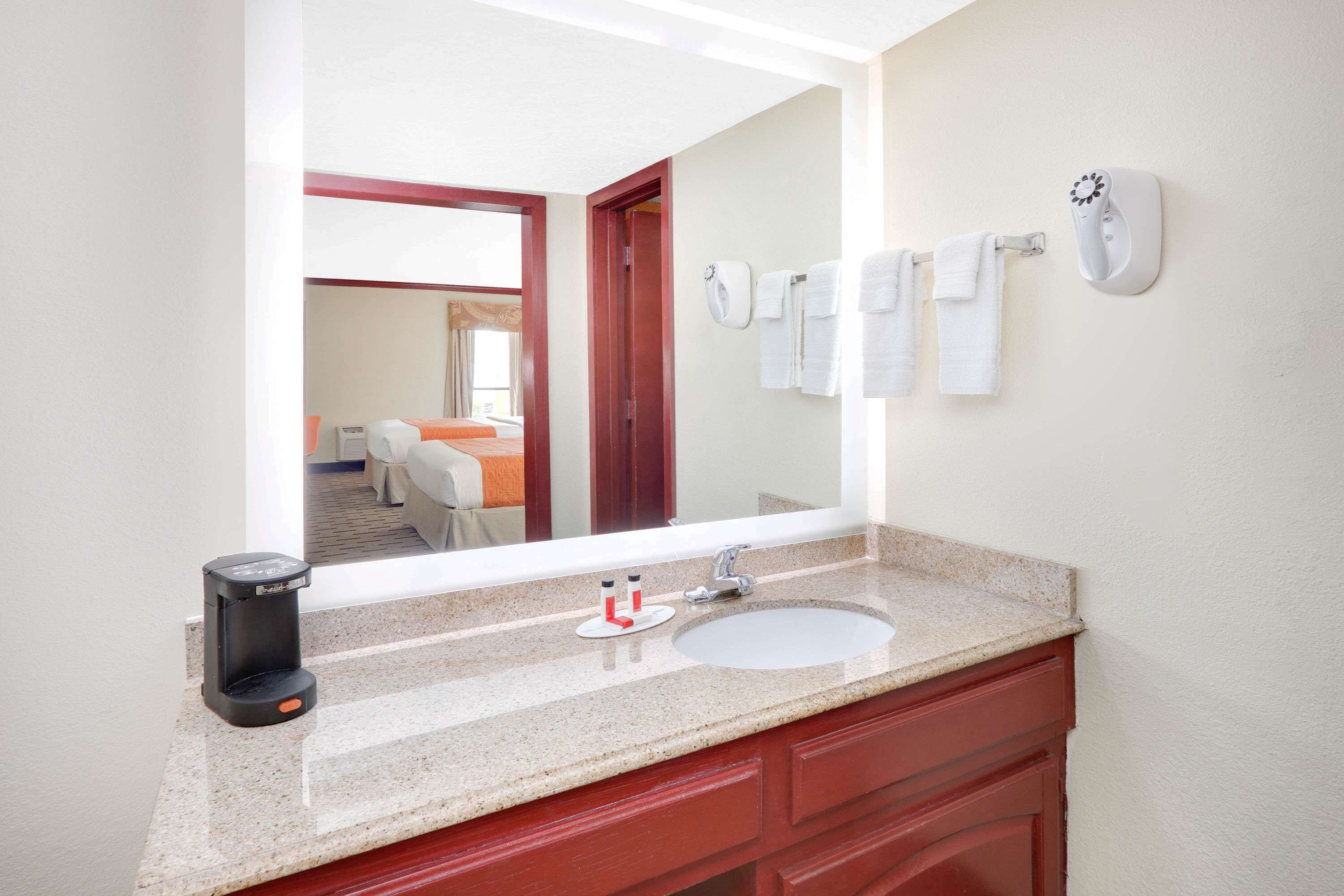 Photo - Howard Johnson by Wyndham San Marcos