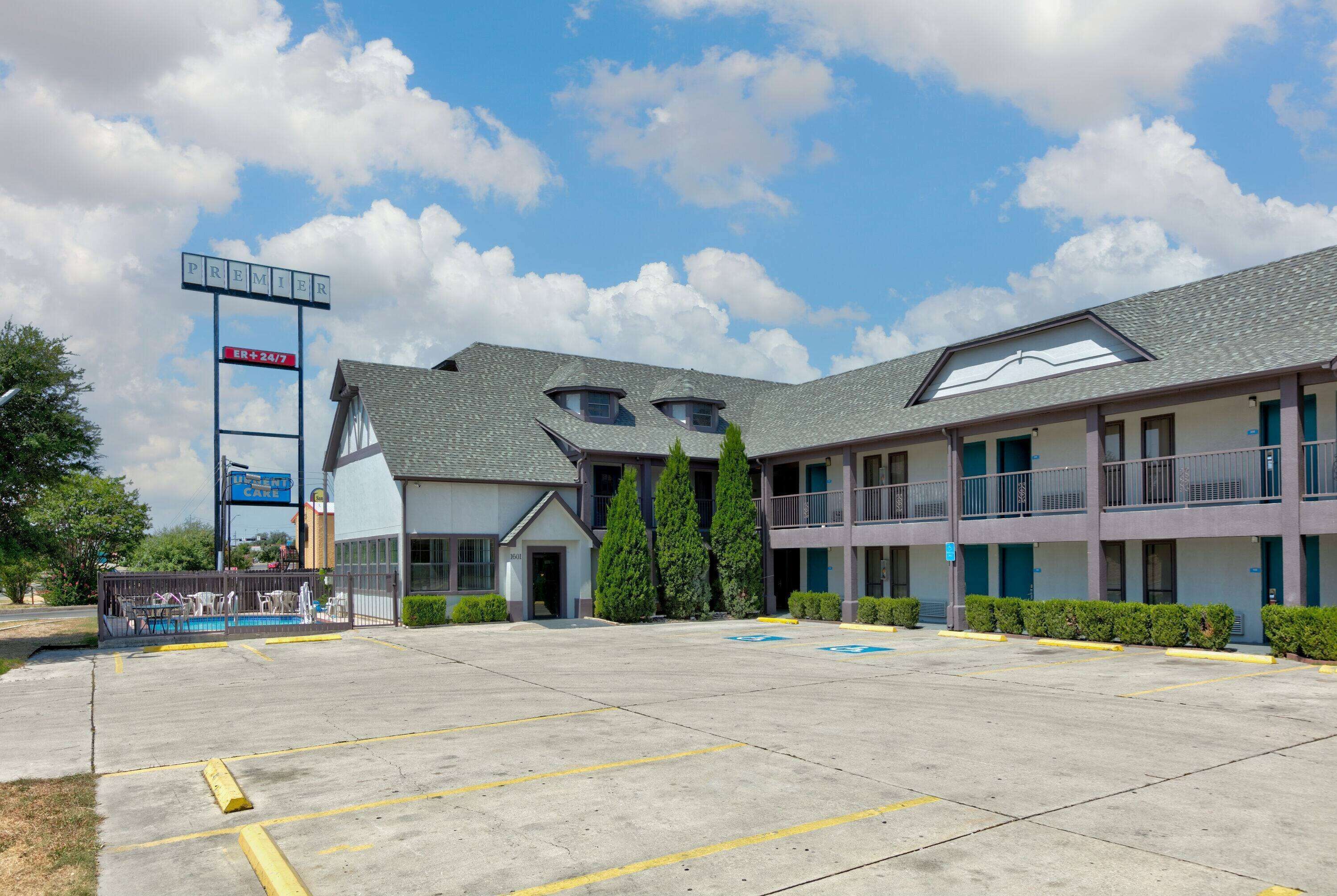 Photo - Howard Johnson by Wyndham San Marcos