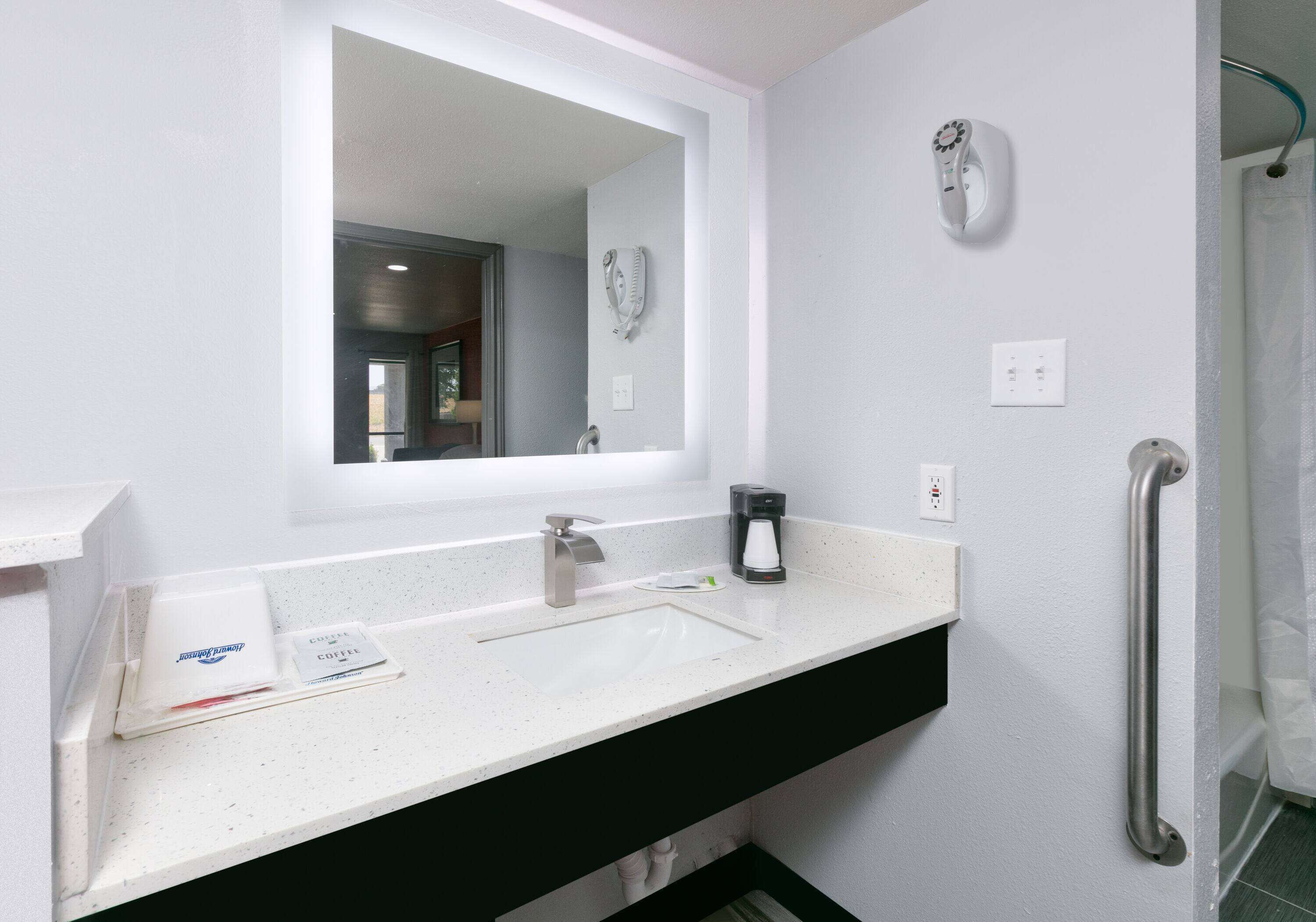 Photo - Howard Johnson by Wyndham San Marcos