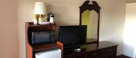 Standard Room, 1 Queen Bed, Non Smoking | Desk, free WiFi, bed sheets