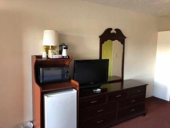 Standard Room, 1 Queen Bed, Non Smoking | Desk, free WiFi, bed sheets