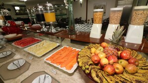 Een buffet met verschillende soorten fruit en drankjes.