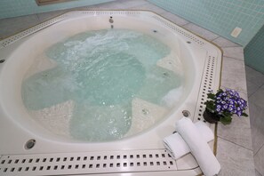 Bañera de hidromasaje cubierta