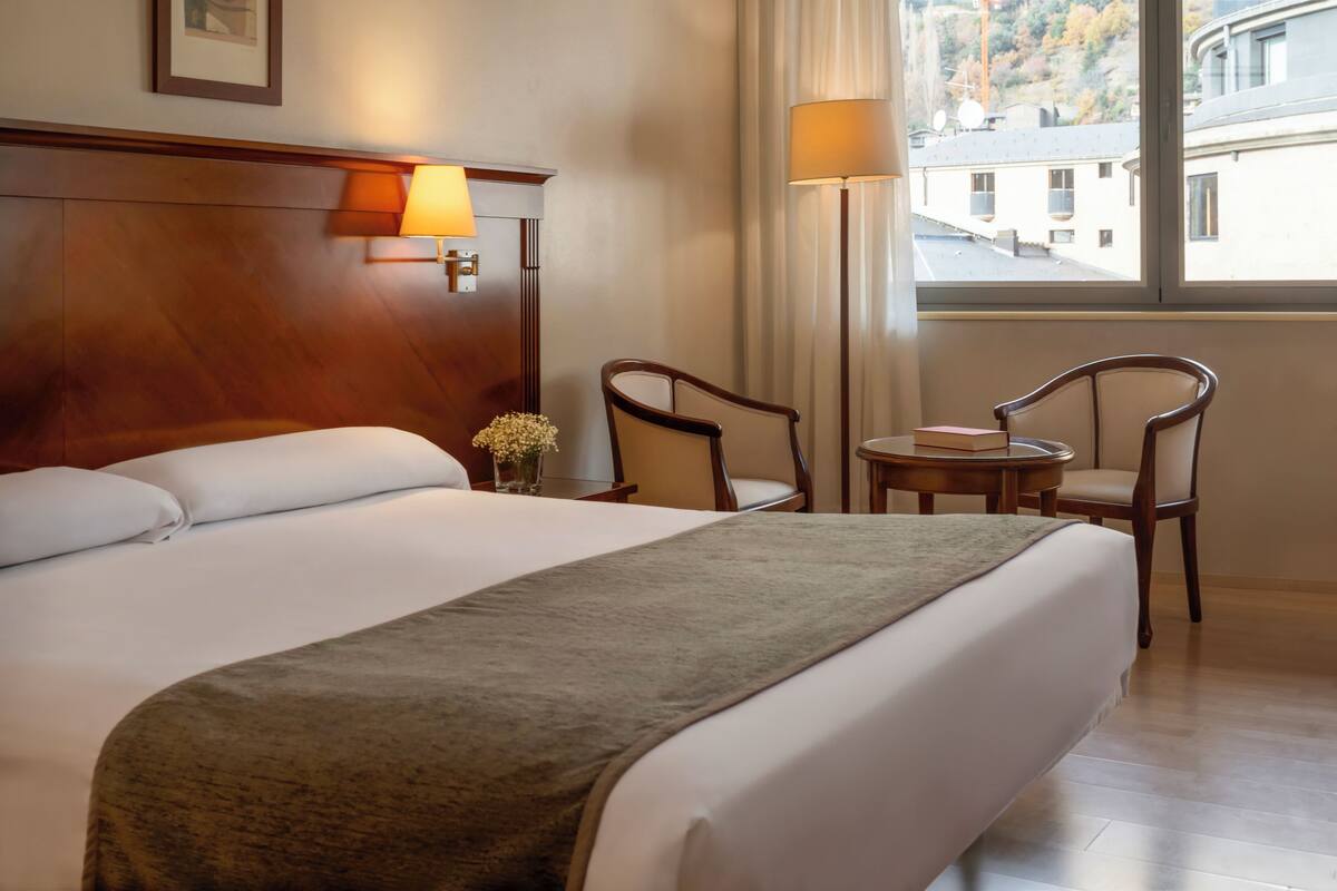 standard double or twin room | premium bedding, in-room safe, desk, laptop workspace