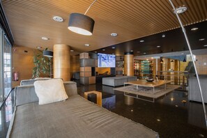 Coin salon dans le hall