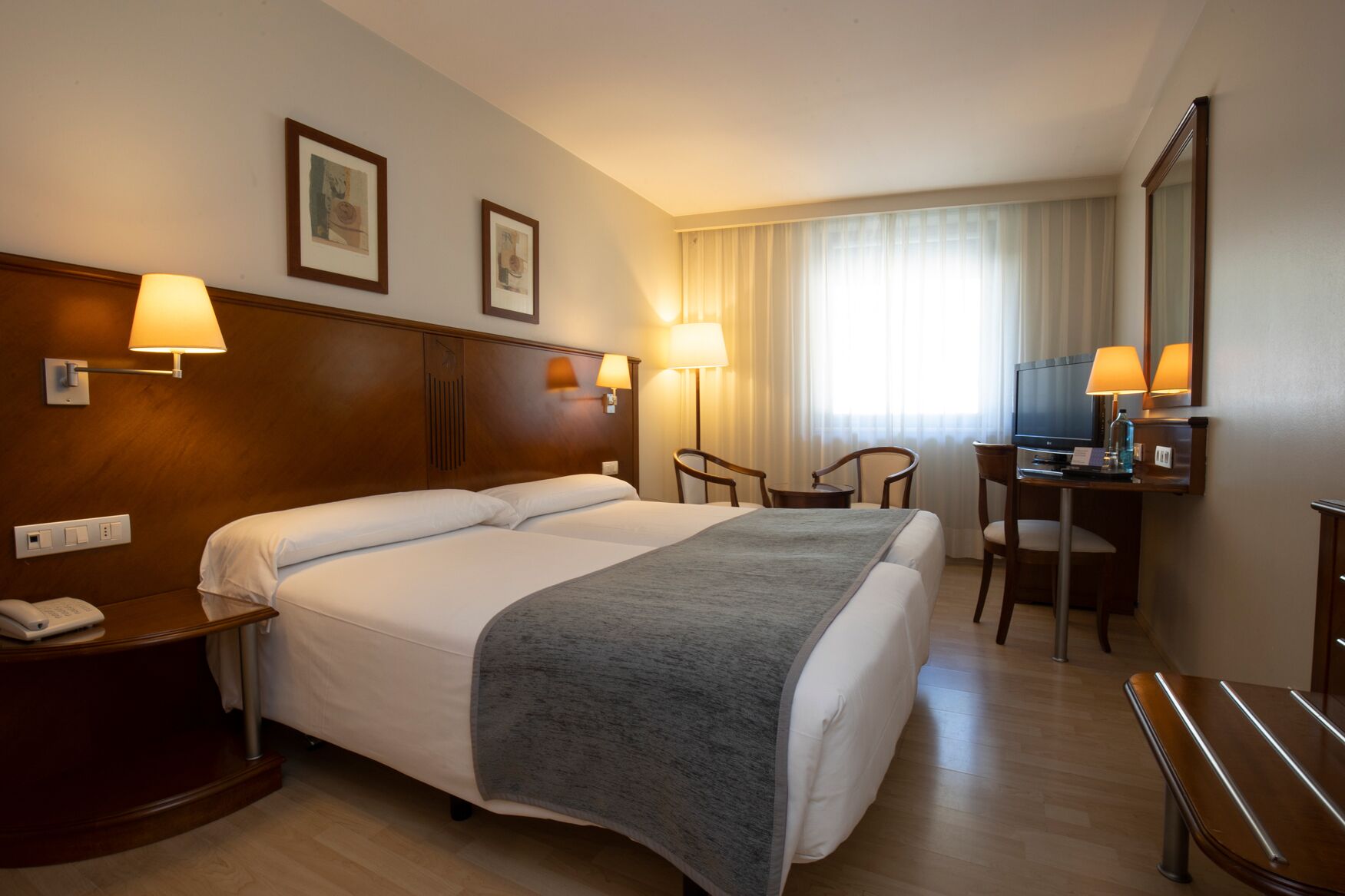 Chambre double ou avec lits jumeaux | Literie de qualité, coffre-fort, bureau