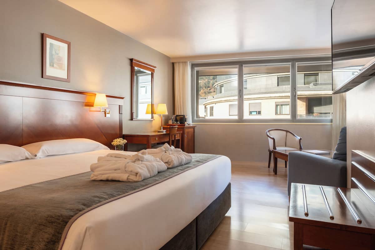 Junior suite | 1 slaapkamer, luxe beddengoed, een kluis op de kamer, een bureau