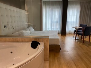 In-room safe, desk, soundproofing, free WiFi