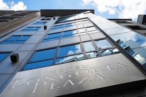 Vista frontal de la propiedad