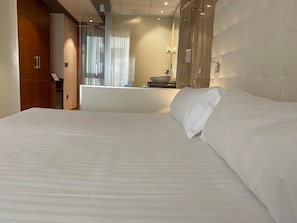 Zimmersafe, Schreibtisch, schallisolierte Zimmer, kostenloses WLAN