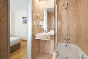 Habitación doble tradicional | Baño | Secadora de cabello, toallas, jabón, shampoo