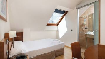 Standard Single Room | In-room safe, desk, laptop workspace, soundproofing