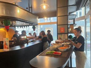 Petit déjeuner buffet (12 EUR par personne)