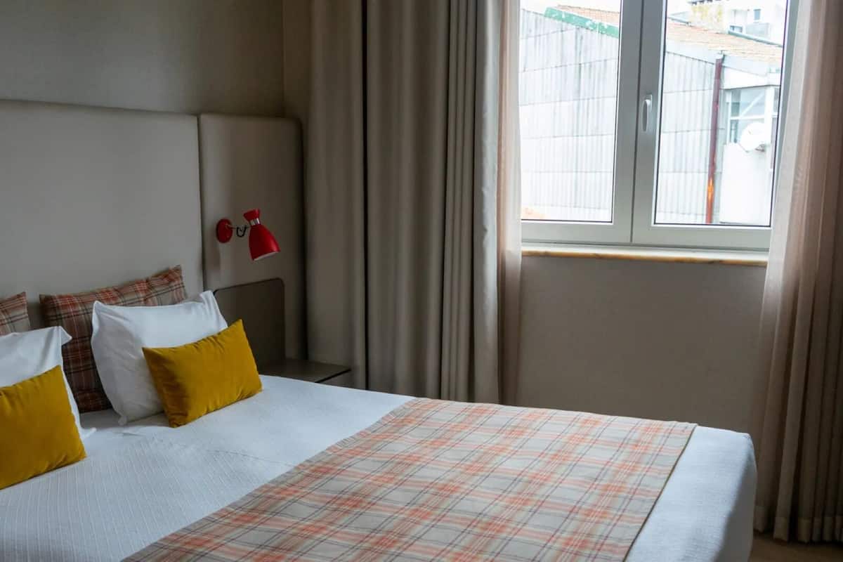 Bureau, rideaux occultants, Wi-Fi gratuit, draps fournis