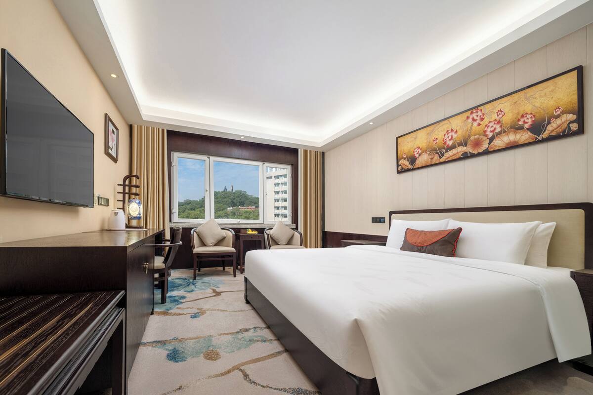 Premium bedding, in-room safe, desk, blackout drapes