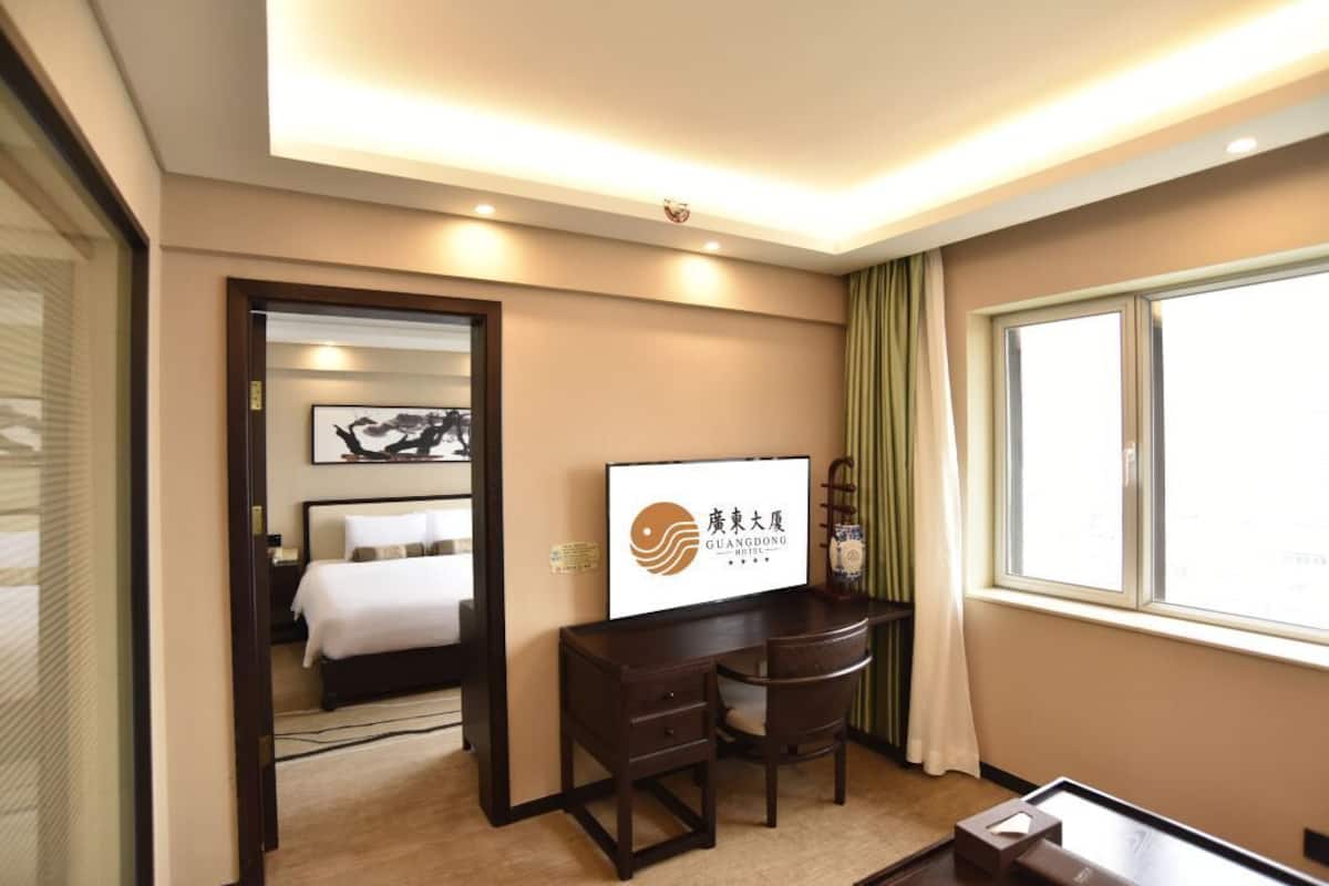 Economy Suite | Premium bedding, in-room safe, individually decorated, desk