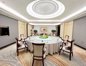 3 restaurants; breakfast, lunch, and dinner served - Guangdong Hotel (Guangzhou)
