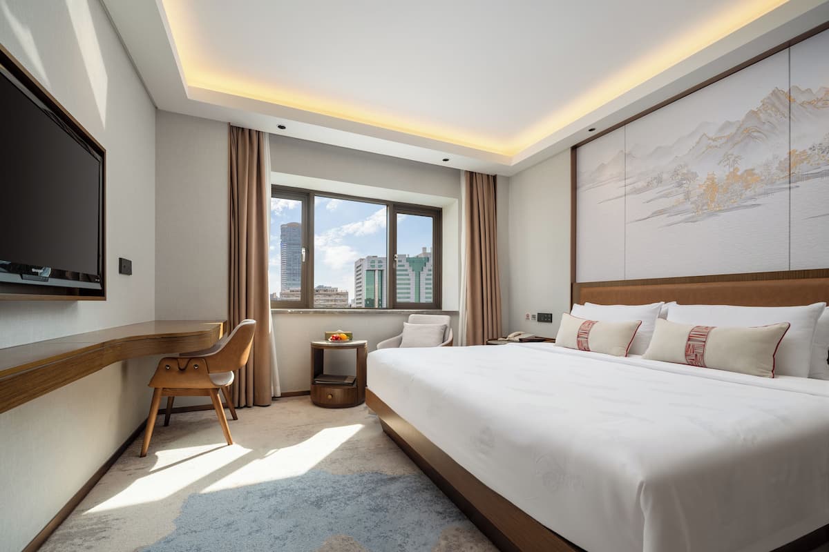 Premium bedding, in-room safe, desk, blackout drapes
