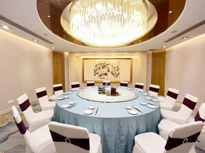 3 间餐厅，供应早餐、午餐和晚餐，中国菜