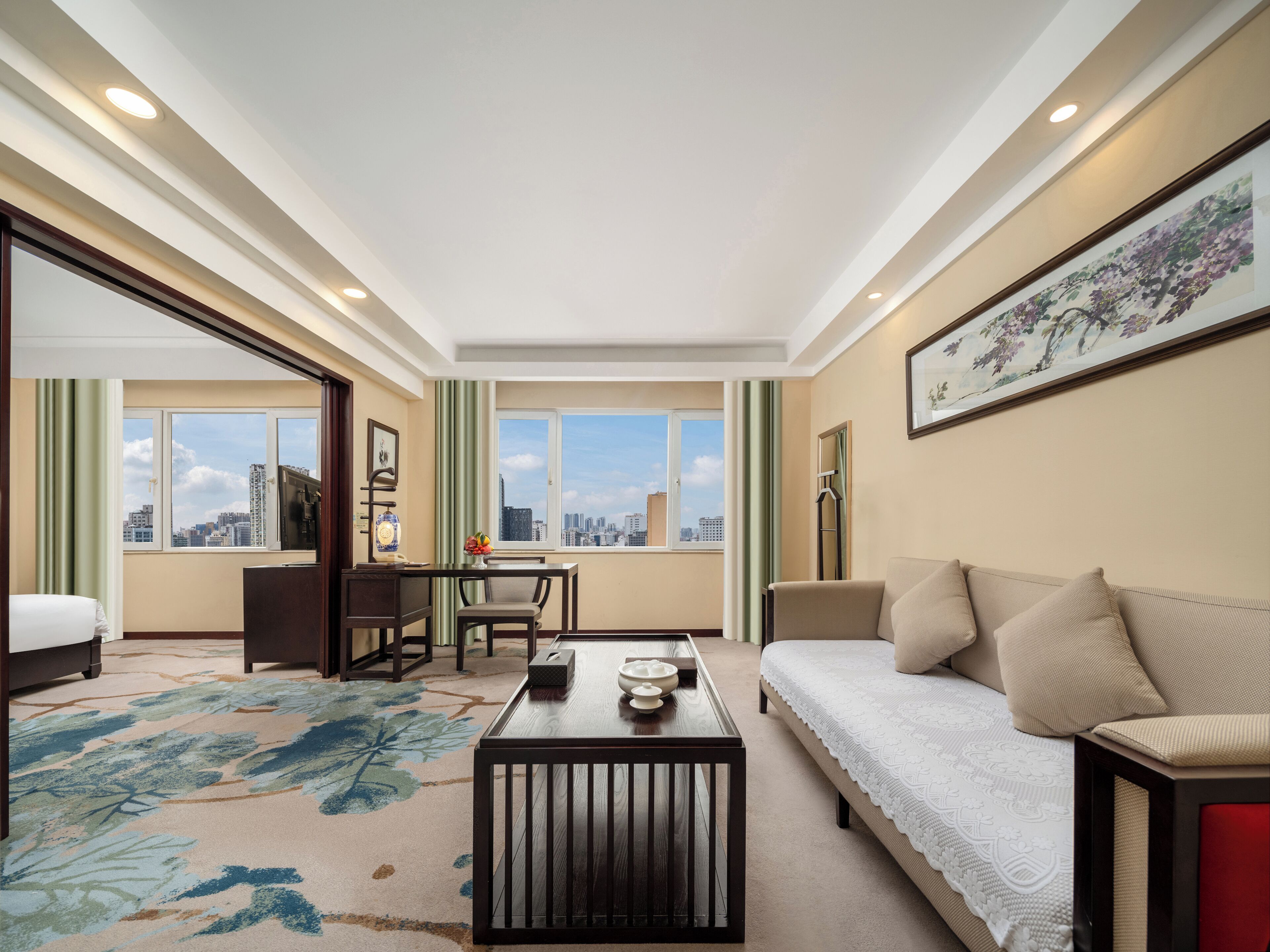 商务套房 | 高档床上用品、客房内保险箱、特色装修、办公桌