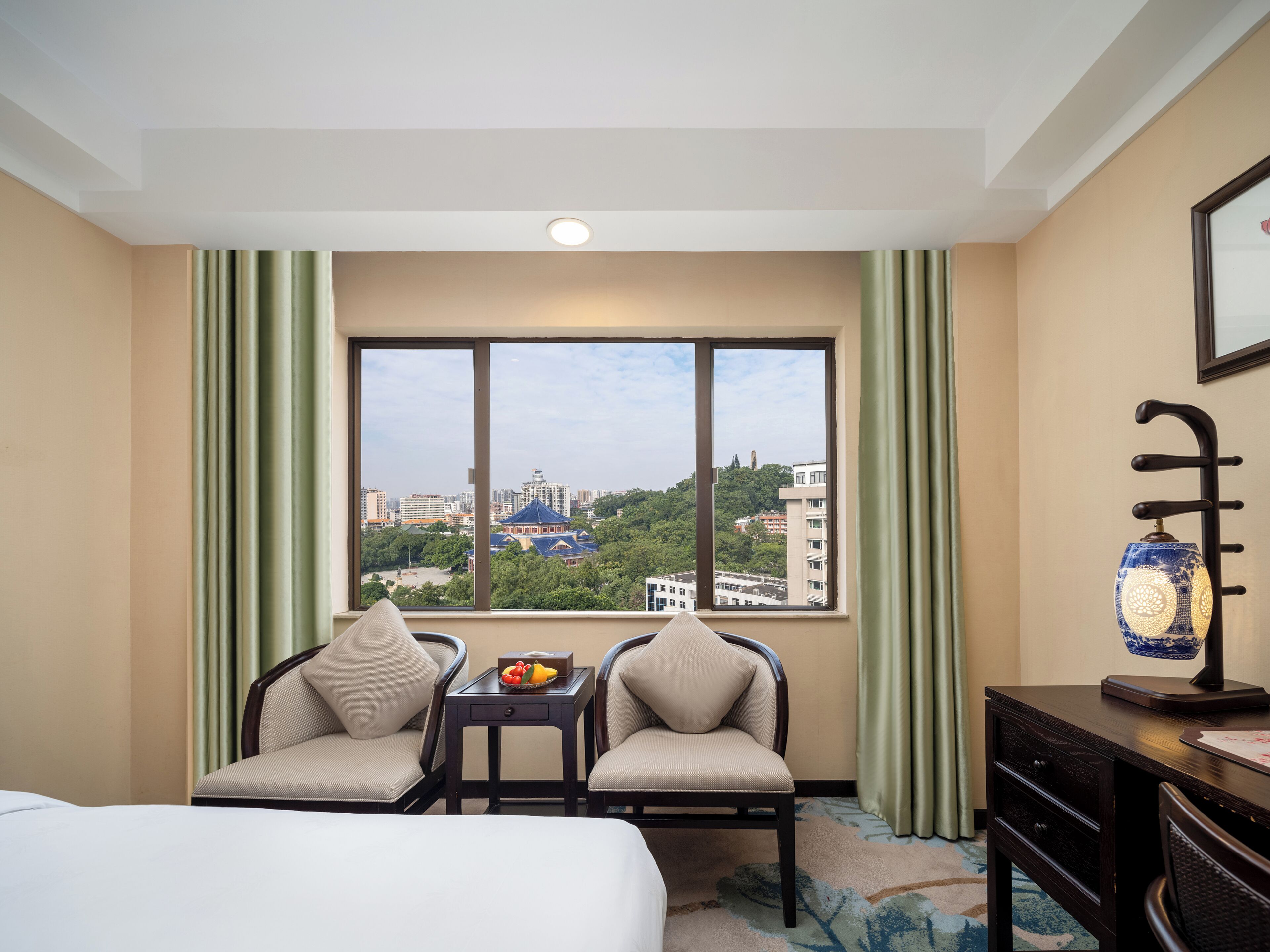 高级景观双床房 | 高档床上用品、客房内保险箱、特色装修、办公桌