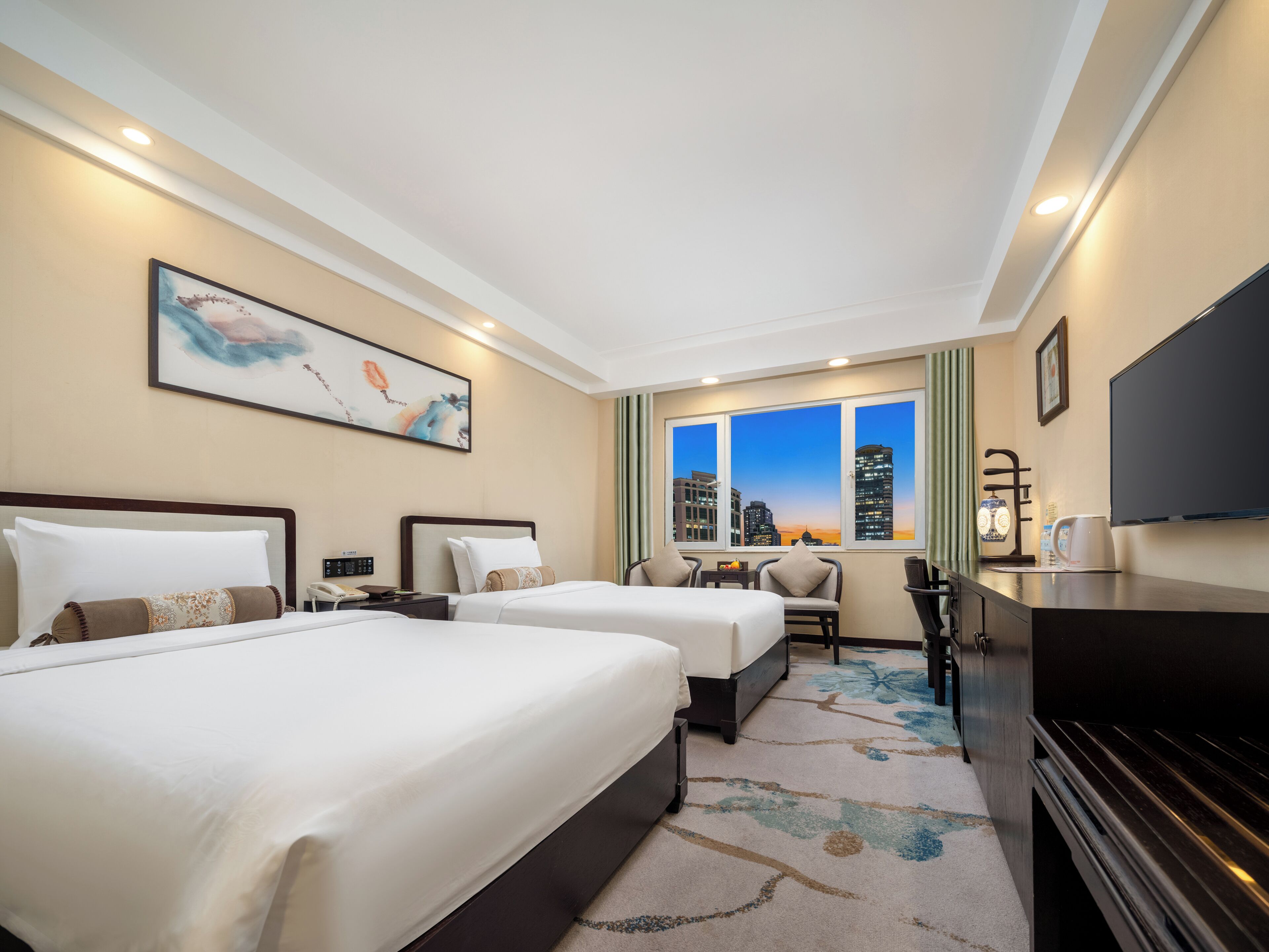 舒适双床房 | 高档床上用品、客房内保险箱、特色装修、办公桌