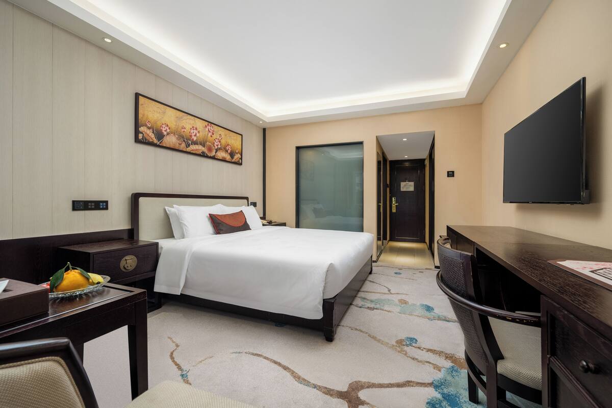 Premium bedding, in-room safe, desk, blackout drapes